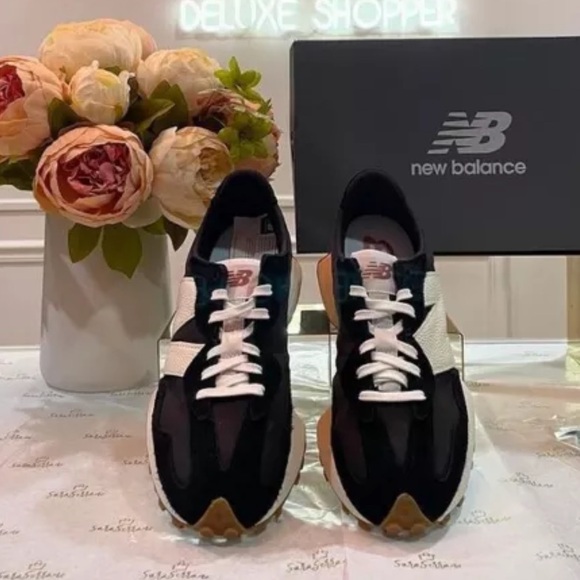 NEW BALANCE 327 Womens ~various sizes~ Sneakers Shoes Black/White Leather Logo - Picture 3 of 16